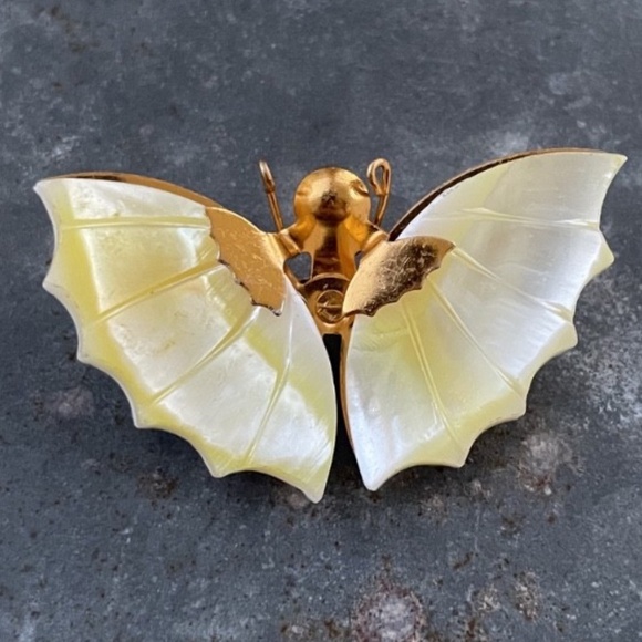 Jewelry - Vintage Mother of Pearl shell gold tone Butterfly Brooch